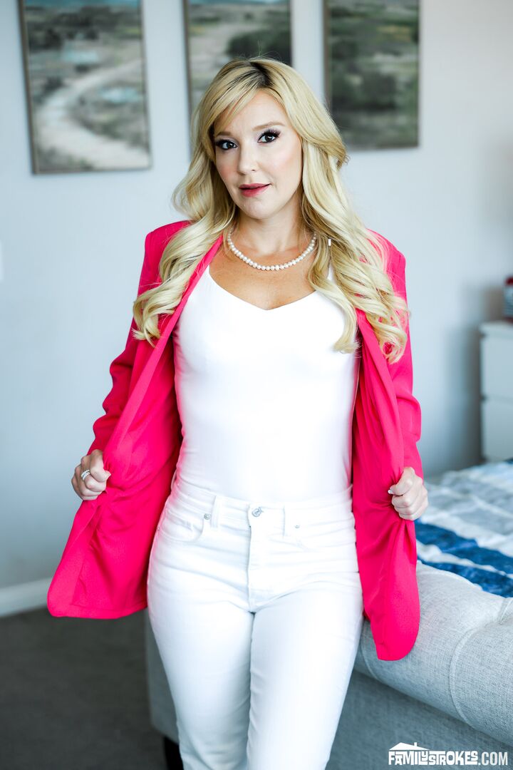 Laura Bentley Fills Her Football Player Stepson's Needs gallery image 1